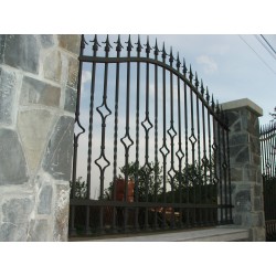 gard metalic (la comanda) cu modele realizate manual.